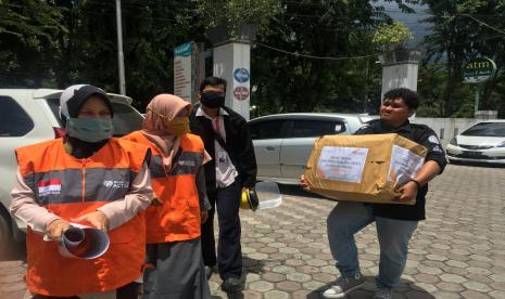 Rumah Zakat Action menyalurkan bantuan paket Alat Pelindung Diri (APD) untuk RSUD Meuraxa Banda Aceh dan Rumah Sakit Ibu dan Anak pada Senin, (04/5).