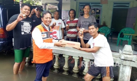 Rumah Zakat Action yang menyalurkan superqurban ke warga terdampak  banjir di Kabupaten Bantul, Senin (18/3). 