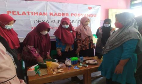  Rumah Zakat adakan pelatihan membuat makanan pendamping ASI untuk kader Posyandu Desa Kubangsari. 