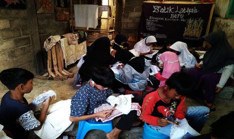 Rumah Zakat ajak anak-anak belajar membatik.