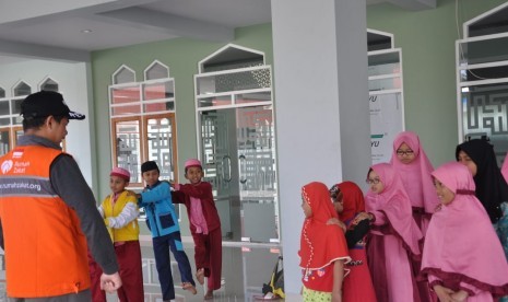 Rumah Zakat ajak anak-anak Wamena bermain.