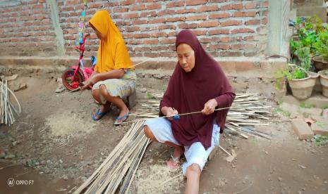 Rumah Zakat ajak warga membuat kerajinan untuk meningkatkan perekonomian keluarga.