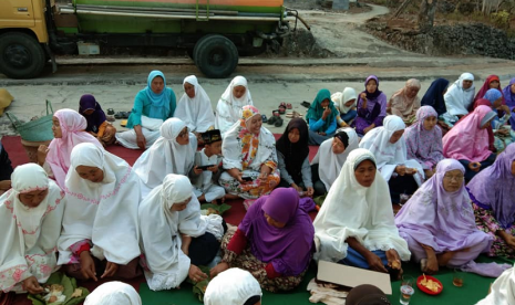 Rumah Zakat bagi-bagi sego wungkus godong jati dan bantuan air bersih saat melaksanakan gerakan Subuh Berjamaah di Gunungkidul.