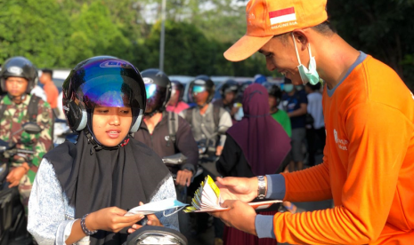 Rumah Zakat bagikan 1.000 masker dan vitamin C kepada warga Pontianak.