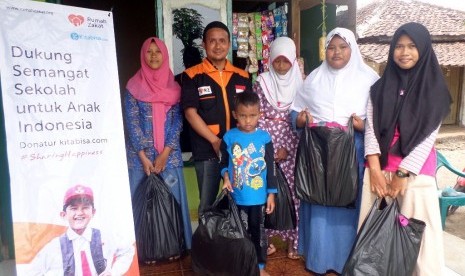 Rumah Zakat Bagikan 687 Paket Perlengkapan Sekolah