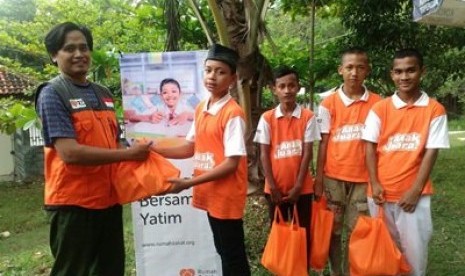  Rumah Zakat Bahagiakan Anak Yatim dan Dhuafa