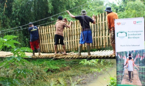 Rumah Zakat Bangun Jembatan Gantung di Cikelet