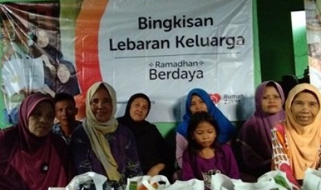 Rumah Zakat Banjarmasin membagikan paket Bingkisan Lebaran Keluarga (BLK) pada momen Ramadhan ini.