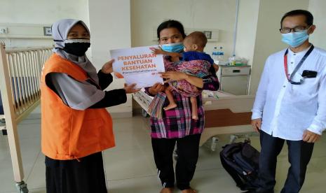 Rumah Zakat bantu biaya pengobatan anak penderita gizi buruk.