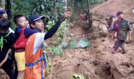 Rumah Zakat bantu evakuasi korban banjir dan longsor di Kampung Cigobang.