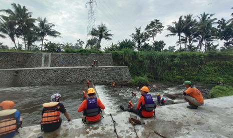 Rumah Zakat bantu evakuasi korban longsor SMPN Turi Sleman.