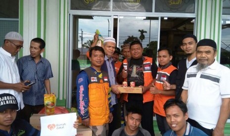  Rumah Zakat Bantu Korban Kebakaran di Indargiri Hulu