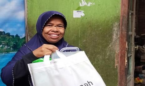 Rumah Zakat bantu pedagang kecil yang usahanya terdampak corona.