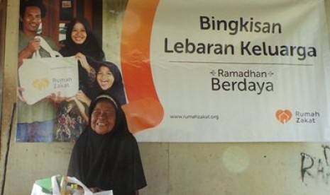 Rumah Zakat Bekasi memberi Bingkisan Lebaran Keluarga (BLK) kepada Nek Minah (79 tahun). 