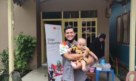 Rumah Zakat bekerja sama dengan kader posyandu Borneo berupaya meningkatkan minat orang tua untuk membawa anak mereka kontrol ke posyandu. 