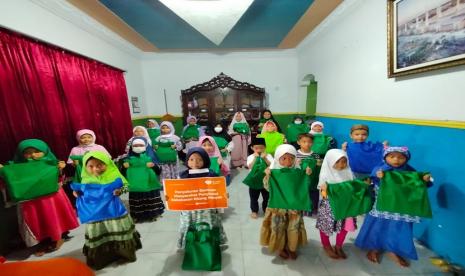 Rumah Zakat bekerja sama dengan kitabisa.com membagikan 200 paket bantuan untuk warga korban kebakaran tangki Pertamina RU VI Balongan. Bantuan diberikan kepada warga di empat desa, yaitu di Desa Balongan, Tegalurung, Majakerta, dan Sukaurip.