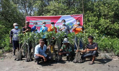 Rumah Zakat bekerja sama dengan Telkomsel melaksanakan penanaman 500 bibit Mangrove di Pulau Sicanang Belawan melalui program poin donasi untuk bumi.