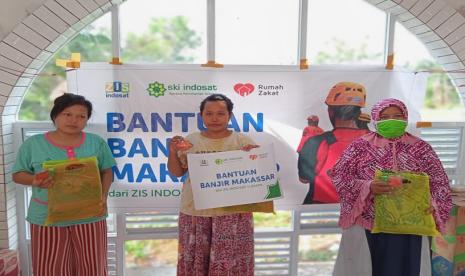 Rumah Zakat bekerja sama dengan ZIS Indosat Sumapa menyalurkan bantuan kepada korban banjir yang berada di ponpes DDI Al-abrad di Kecamatan Manggala Kota Makassar, Sulawesi Selatan. 