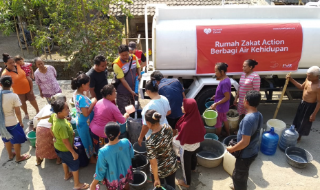 Rumah Zakat berbagi air kehidupan di Kabupaten Tegal.