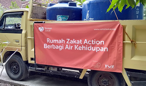 Rumah Zakat berbagi bantuan air bersih.