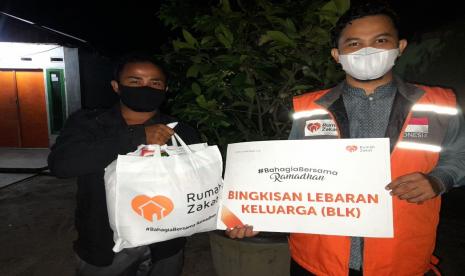  Rumah Zakat berbagi salah satu program Ramadhan yaitu Bingkisan Lebaran Keluarga (BLK) untuk keluarga pra sejahtera.