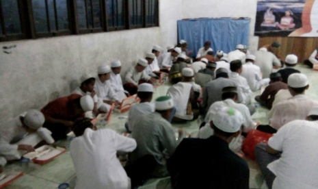 Rumah Zakat berbuka puasa dengan santri Pesantren Al-Hikmah