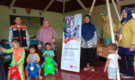 Rumah Zakat beri bantuan mainan untuk Polindes Desa Leran Kulon.