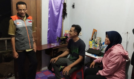 Rumah Zakat beri bantuan mesin jahit.