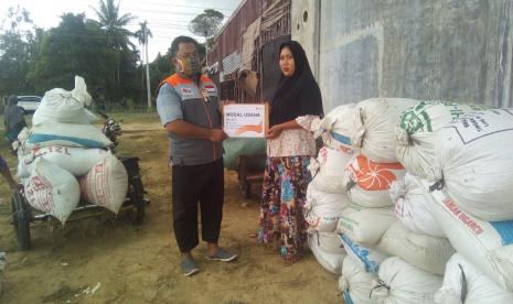 Rumah Zakat beri bantuan modal usaha untuk kelompok tani Desa Berdaya.