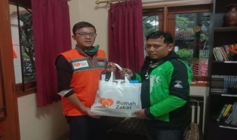 Rumah Zakat beri bantuan untuk Ojol yang terdampak corona.