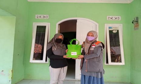 Rumah Zakat beri bantuan untuk terdampak Covid-19.