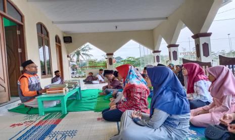 Rumah Zakat beri santunan kepada 28 anak yatim.