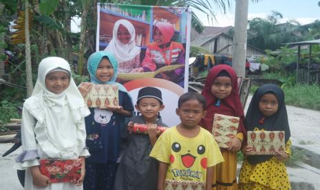 Rumah Zakat berikan bantuan peralatan sekolah ke desa berdaya.