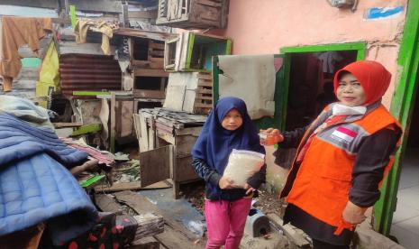 Rumah Zakat berikan kebahagiaan kepada Eprilia (10) seorang anak yatim dhuafa yang tinggal di Jalam Bintan RT 15 RW 14 Kelurahan Lorok Pakjo, Kecamatan Ilir Barat 1, Palembang, Kamis (4/8/2022).