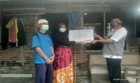 Rumah Zakat berinisiatif untuk memberikan bantuan berupa program santunan bayar utang untuk Suraji, Rabu (24/11).