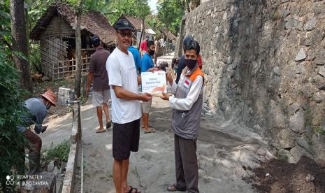 Rumah Zakat berkesempatan untuk menyalurkan bantuan dari donatur untuk memperbaiki sarana jalan.