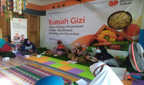 Rumah Zakat berkomitmen untuk turut serta mendukung program pemerintah dalam mengurangi angka stunting. Komitmen tersebut diwujudkan dalam bentuk program yang berfokus pada pemenuhan kebutuhan gizi anak di beberapa desa yang menjadi wilayah binaan Rumah Zakat.