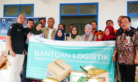 Rumah Zakat bersama Badan Penyelenggara Jaminan Sosial (BPJS) Ketenagakerjaan melakukan Aksi Peduli Bencana banjir dan longsor yang terjadi di Lebak, Banten. 