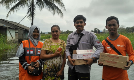 Rumah Zakat bersama BEM terjun ke titik banjir di Samarinda.