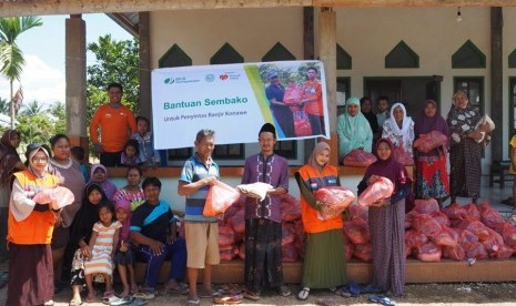 Rumah Zakat bersama BPJS Ketenagakerjaan menyalurkan 72 paket bantuan logistik kepada para pengungsi korban banjir Konawe pada Selasa (25/6). 