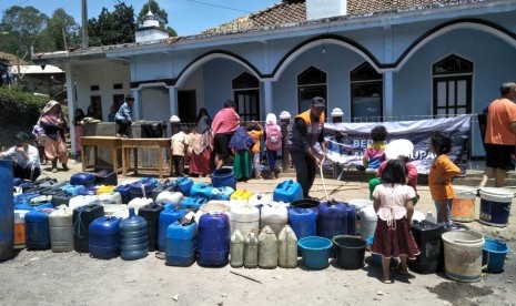 Rumah Zakat bersama donatur Nabila Ambadar mendistribusikan bantuan Air Kehidupan di Desa Cintanagara, Kec. Cigedug, Kab. Garut, Jumat (20/9). 