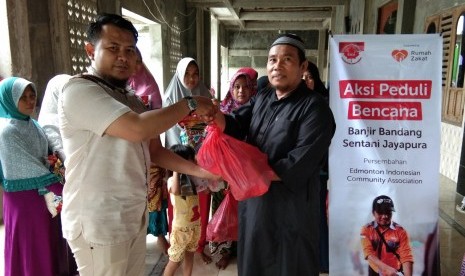  Rumah Zakat bersama Edmonton Indonesian Community Association mendistribusikan bantuan logistik untuk korban banjir bandang di Desa Doyo, Jayapura. 