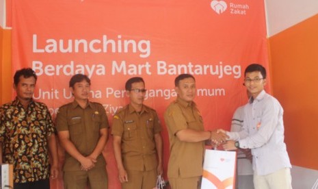 Rumah Zakat bersama fasilitator Desa Berdaya, pemerintah desa dan masyarakat meresmikan Berdaya Mart, Rabu (2/5).