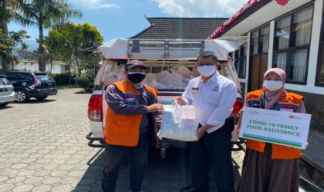  Rumah Zakat bersama IMSA terus berupaya meringankan beban masyarakat terdampak Covid-19 dengan menghadirkan program Sedekah Pangan. Program Sedekah Pangan IMSA merupakan program pembagian paket bahan makanan pokok kepada masyarakat terdampak Covid-19. Paket terdiri dari susu UHT, beras, sarden, kornet sapi, gula pasir serta teh celup.