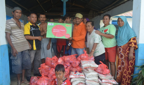 Rumah Zakat bersama Indosat dan PMI menyalurkan bantuan untuk korban banjir Konawe.