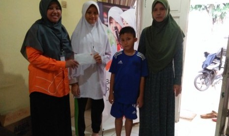 Rumah Zakat bersama Istri dan Anak Almarhum Dufi. 