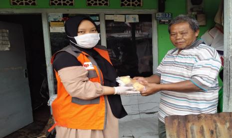 Rumah Zakat bersama kader Posbindu Kelurahan Padasuka melakukan home visit berupa pemeriksaan tensi, cek metabolik asam urat dan memberikan makanan tambahan (PMT) berupabuah-buahan kepada 27 Lansia di RW 20 Kelurahan Padasuka, Kamis (23/9).