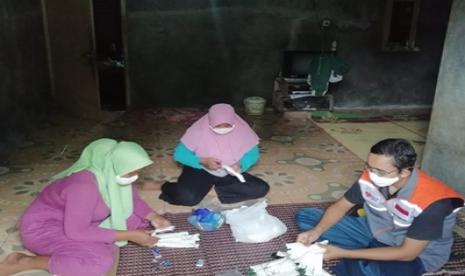 Rumah Zakat bersama kader posyandu membuat masker berbahan tisu.