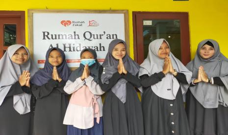 Rumah Zakat bersama Kepala Desa Mujur resmikan Rumah Quran Al Hidayah.