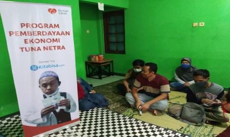 Rumah Zakat bersama Kitabisa.com kembali mengadakan kegiatan Pelatihan Pemasaran Online tahap 3 untuk tunanetra binaan pada Sabtu (19/6). Dipelatihan sebelumnya yakni tahap 1 dan 2 peserta mendapatkan materi tentang manfaat medsos bagi dunia usaha dan praktik memasarkan online via WA bussiness, FB dan IG.